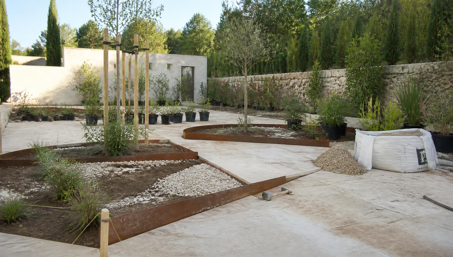 Jardin structuré autour d'une maison contemporaine