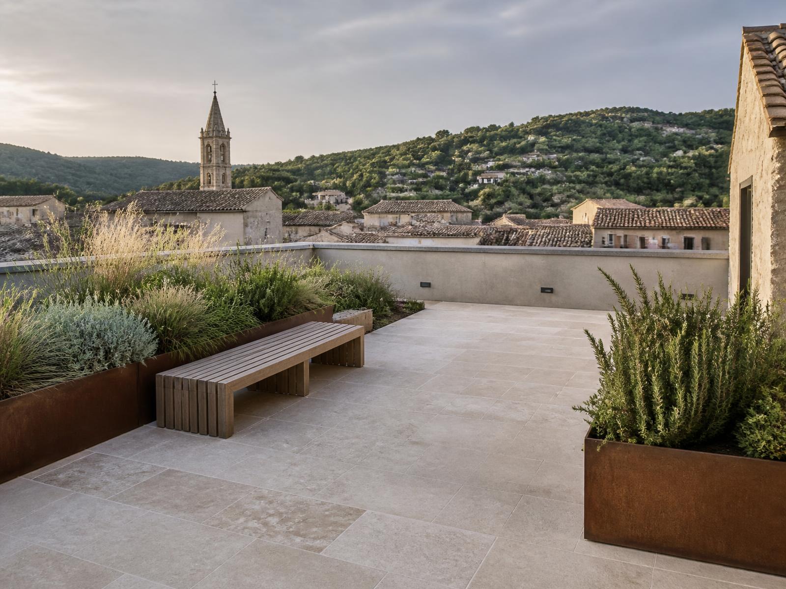 Terrasse panoramique en pierre claire ouverte sur la vallée